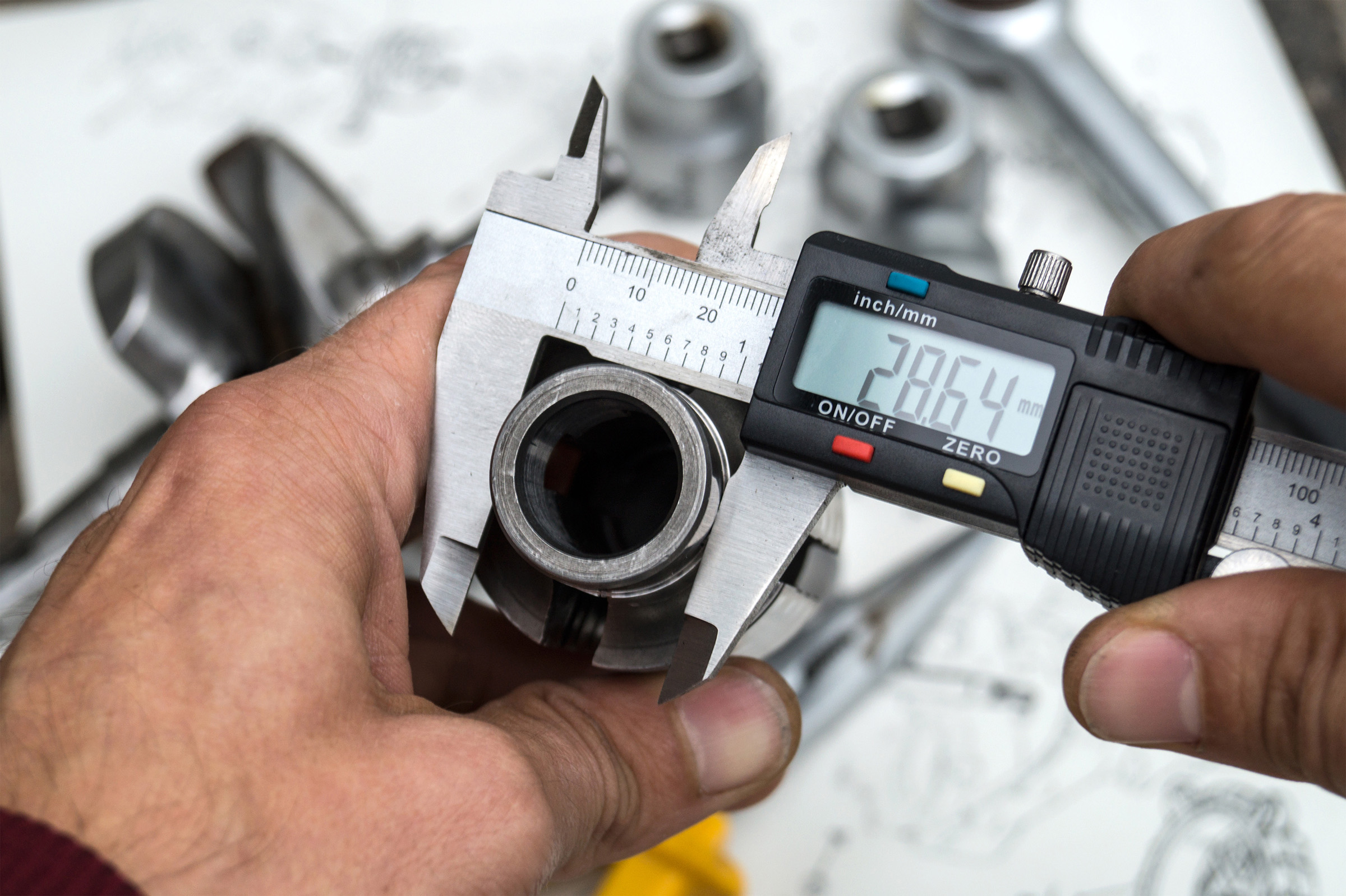 Präzise Messtechnik mit Messschieber im Maschinenbau VSC